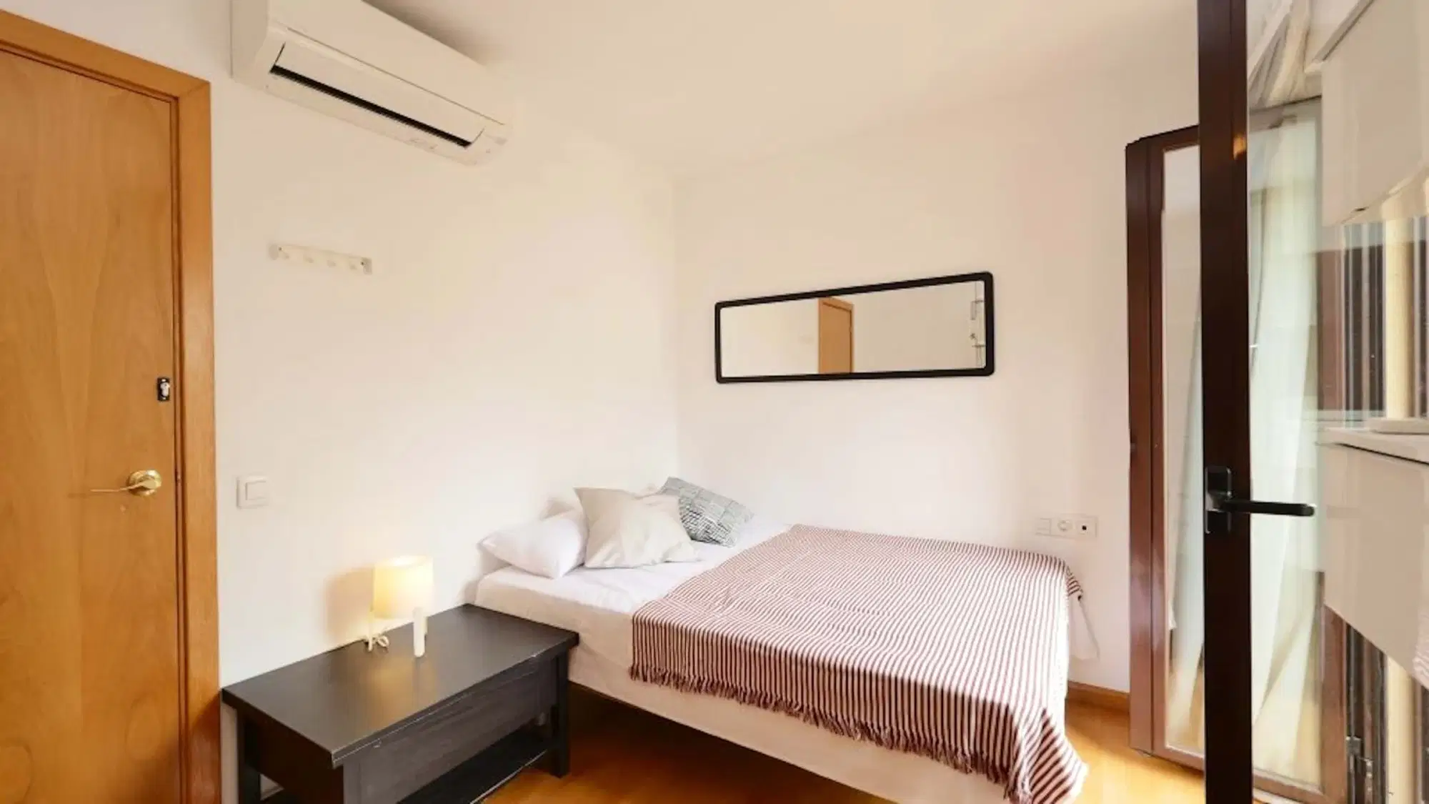 SPC 8015, Barcelona – #130906: Room in a 5 Bedroom 1 Bathroom (Carrer D'Entença)