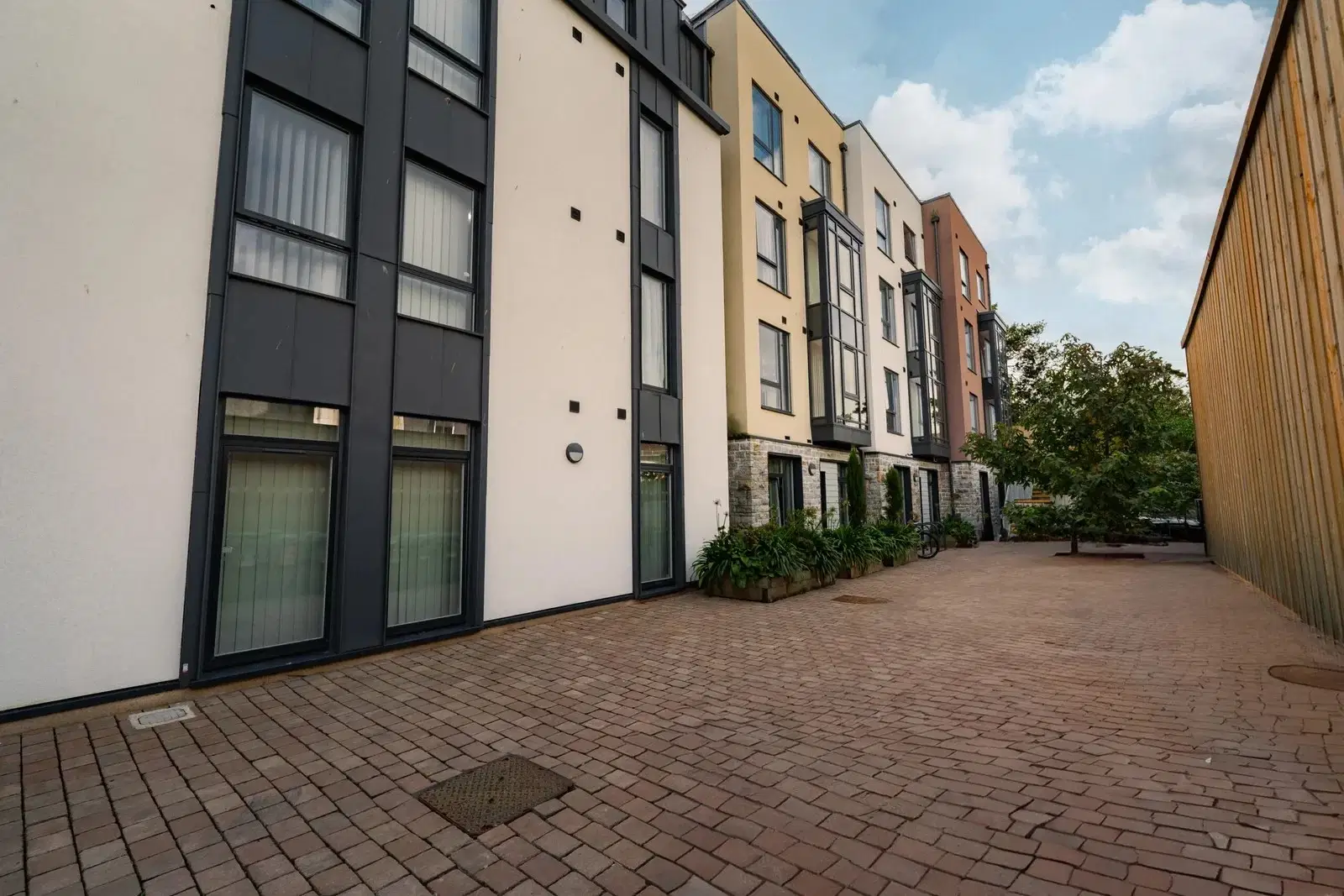 Hydrogen, Falmouth – Exterior