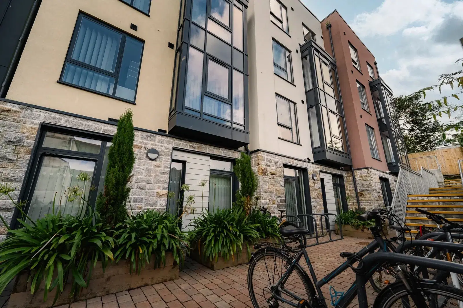 Hydrogen, Falmouth – Exterior