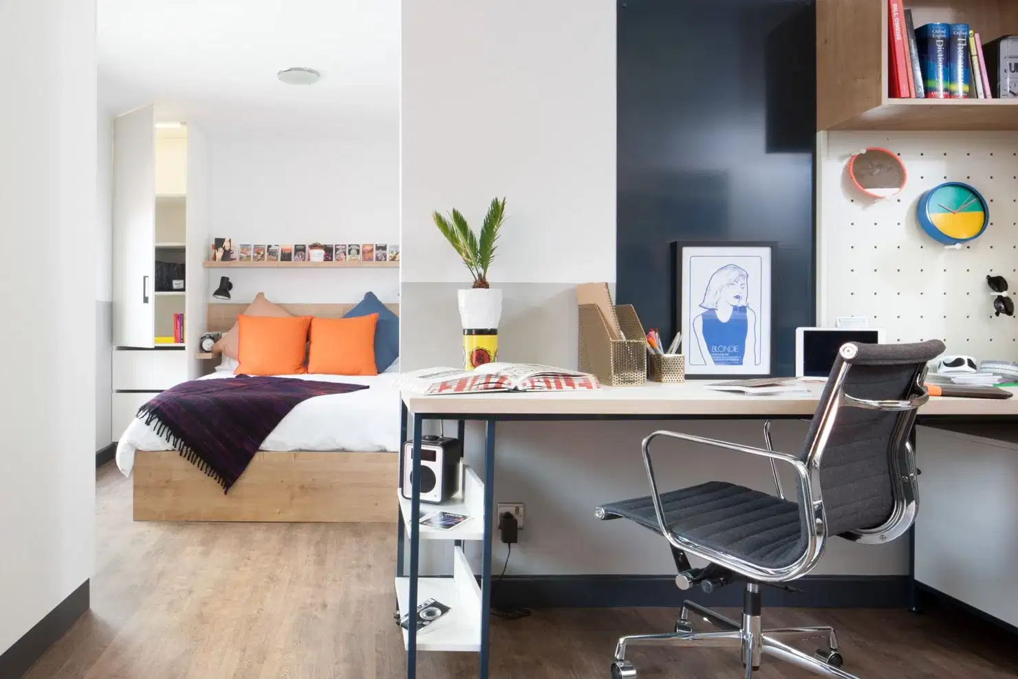 Canto Court, London