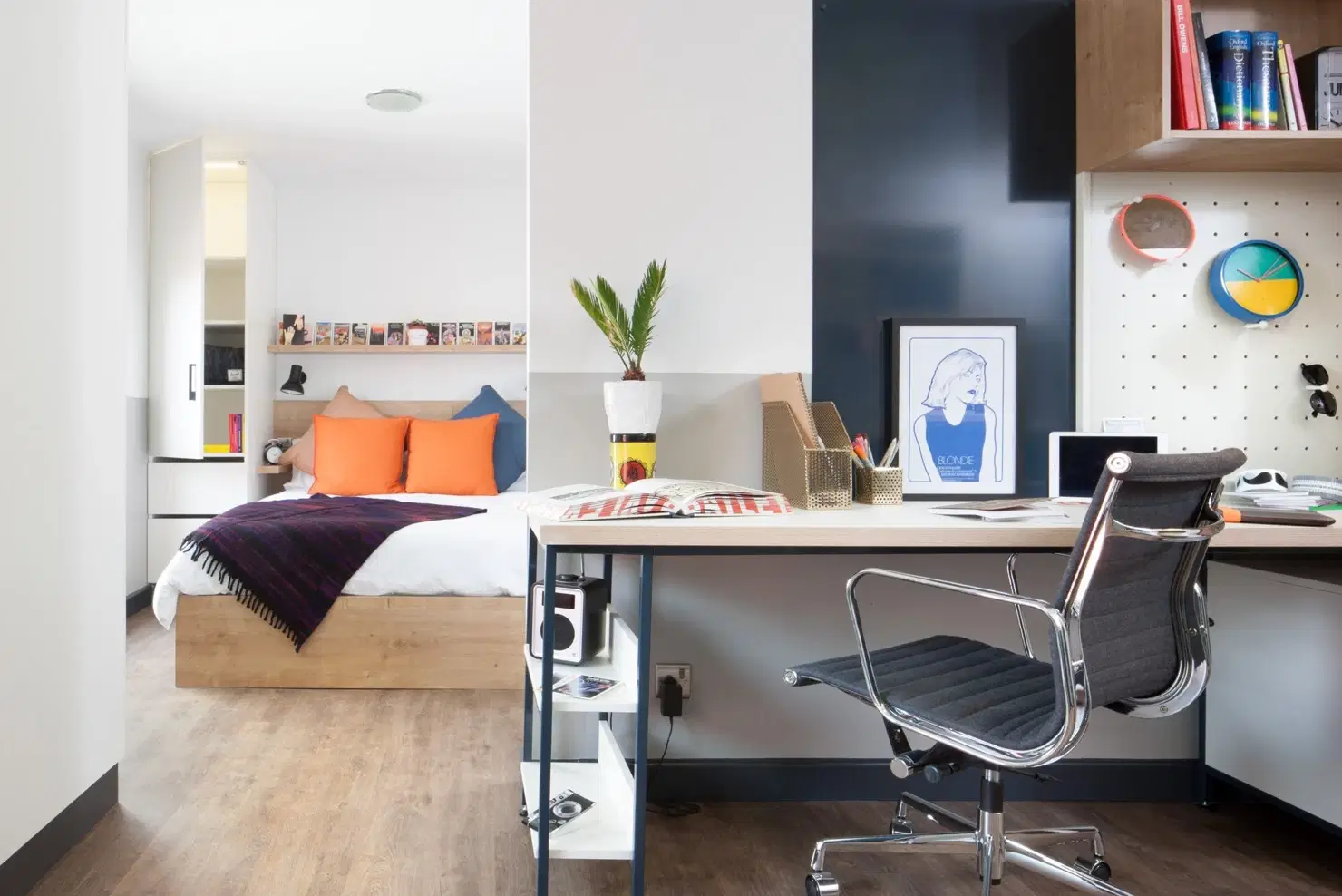 Canto Court, London
