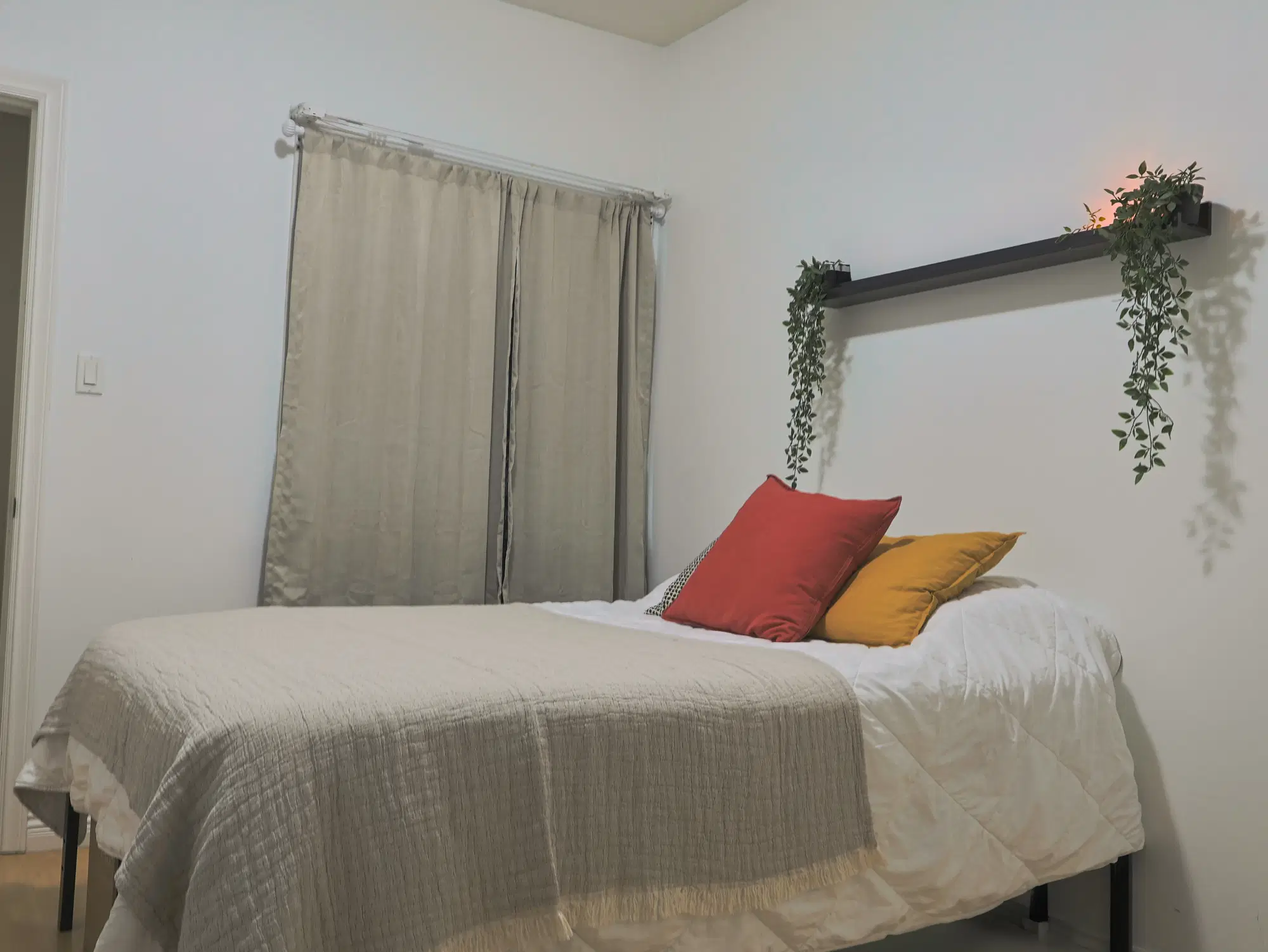 5859 Sussex Ave, Burnaby – Montreal Master Room (1 Bed 1 Bath)