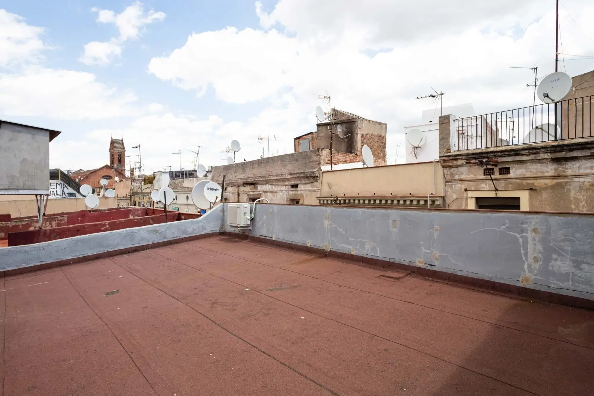 SPC 8001, Barcelona – Exterior
