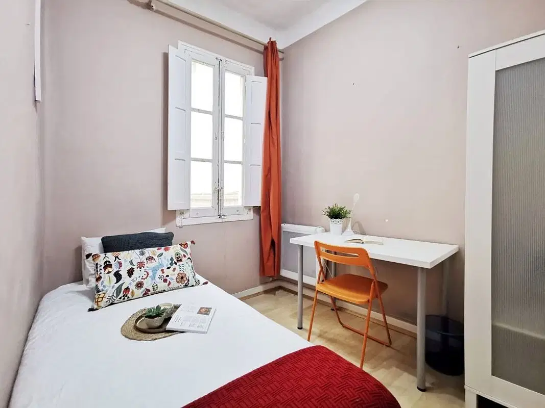 SPC 28015, Madrid – #13244: Room in 8 Bedroom 2 Bathroom (Calle De Fernández De Los Ríos)