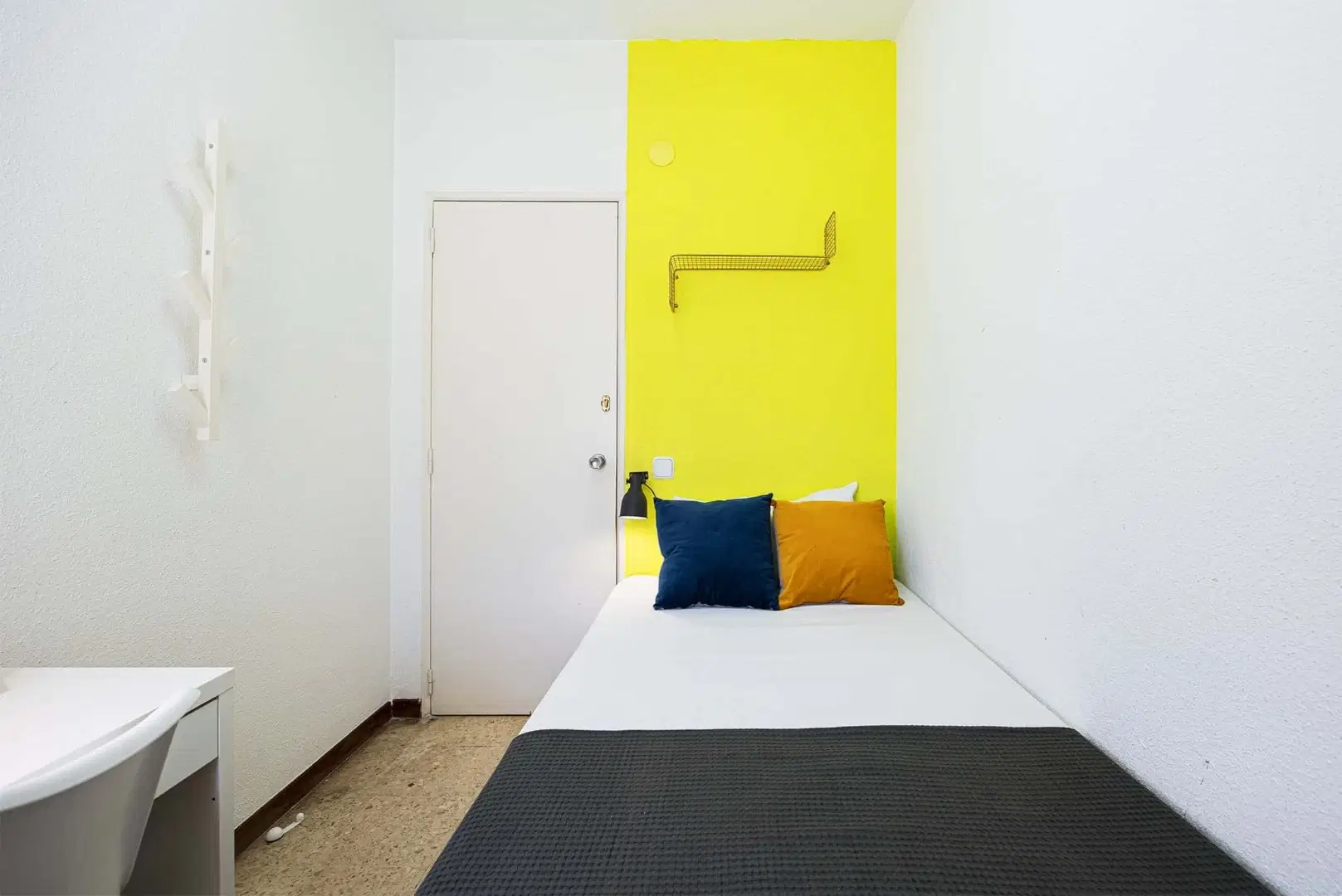 SPC 28020, Madrid – #131242: Room in 6 Bedroom 2 Bathroom (Calle De Orense)