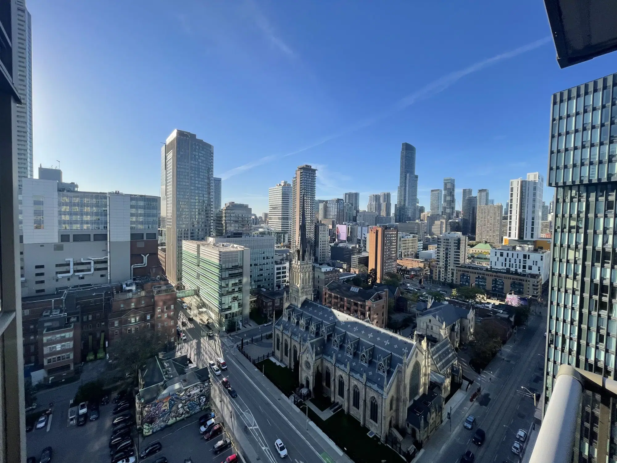 YVR M5, Toronto – Exterior