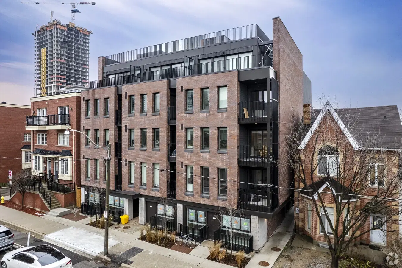 YVR M5, Toronto – Exterior