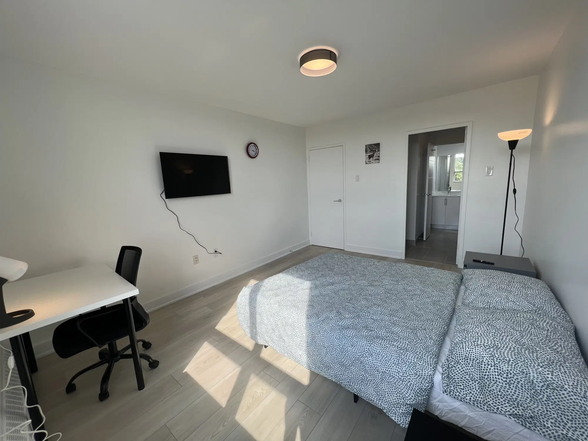 YVR M4, Toronto – 1012 - 30 Edith Drive