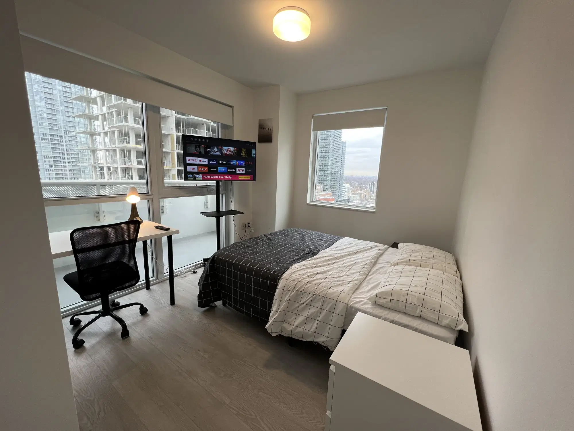 YVR M4, Toronto – 2404 -33 Dunfield