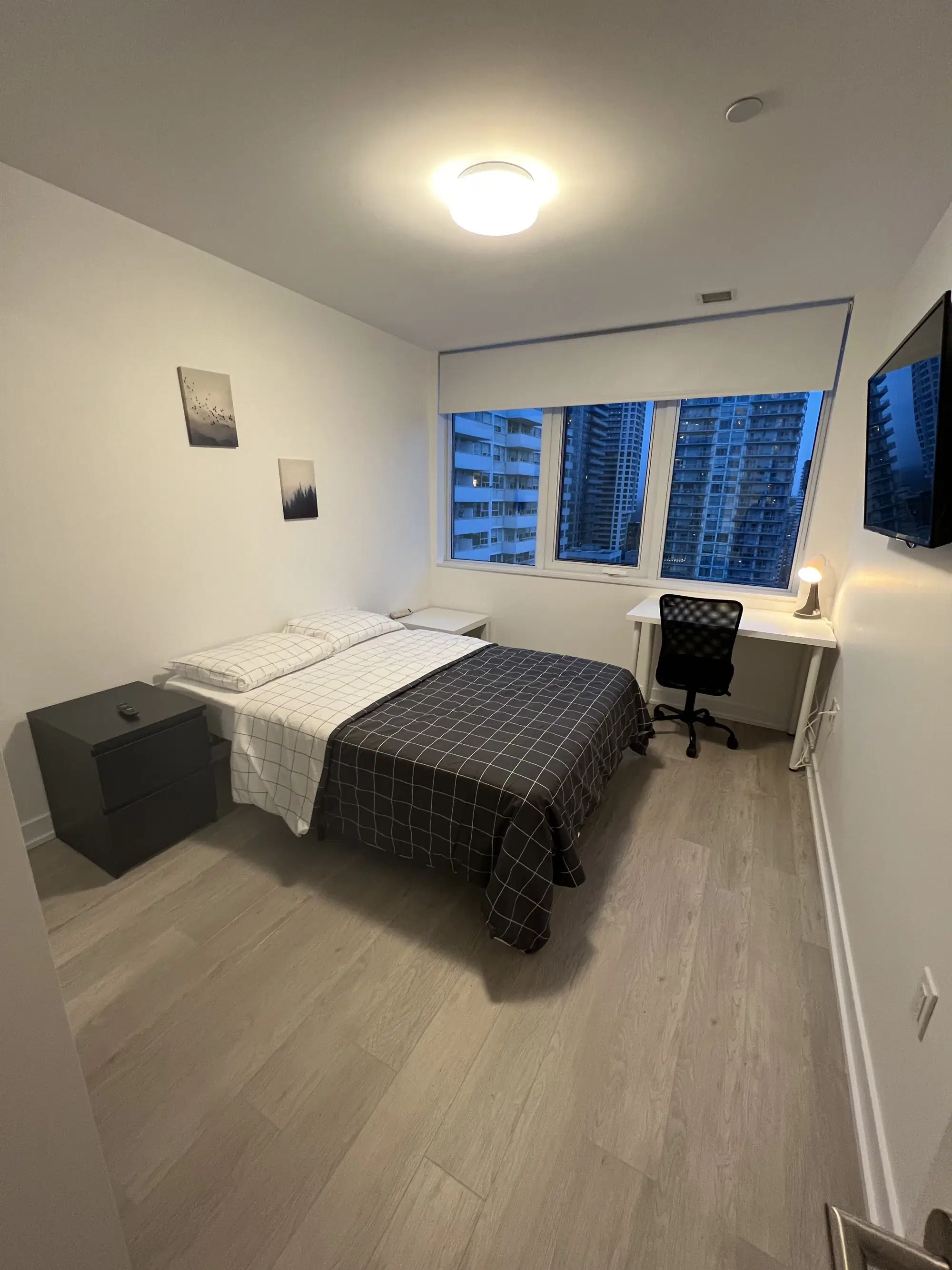 YVR M4, Toronto – Deluxe Room - 1 [UP07 - 44 Lillian]