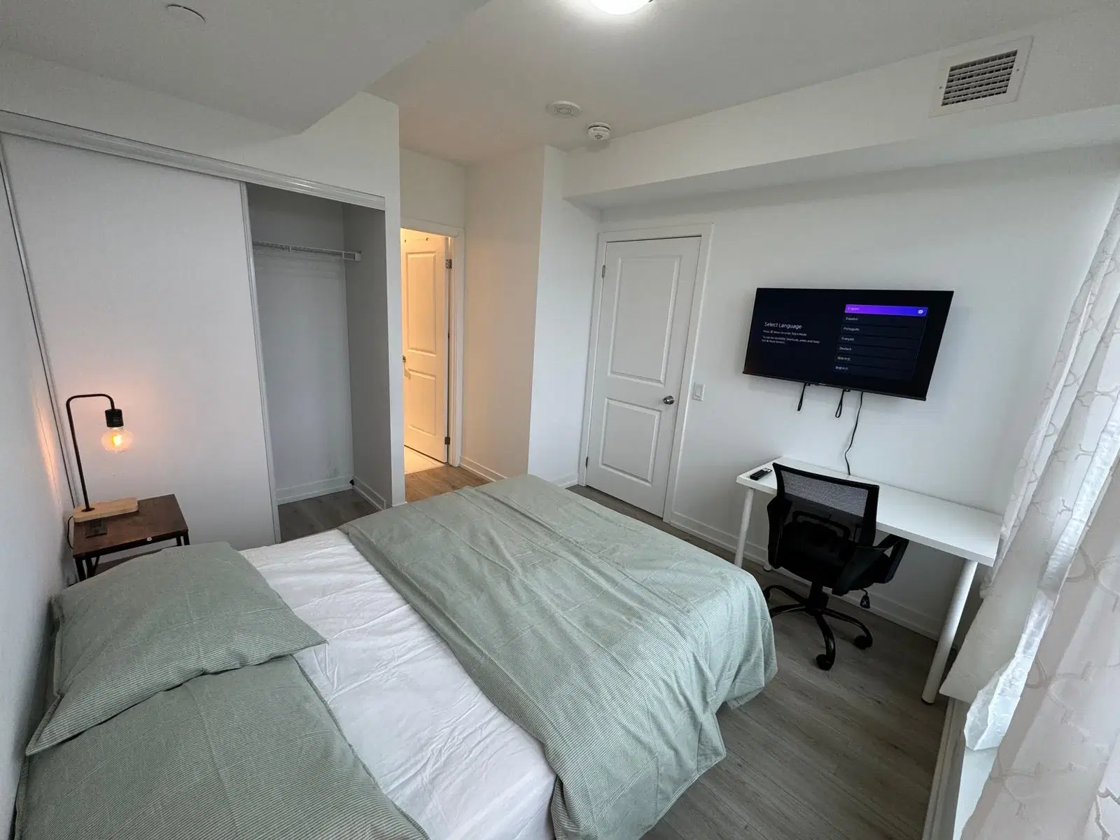 YVR M4, Toronto – 4204 - 395 Bloor St E