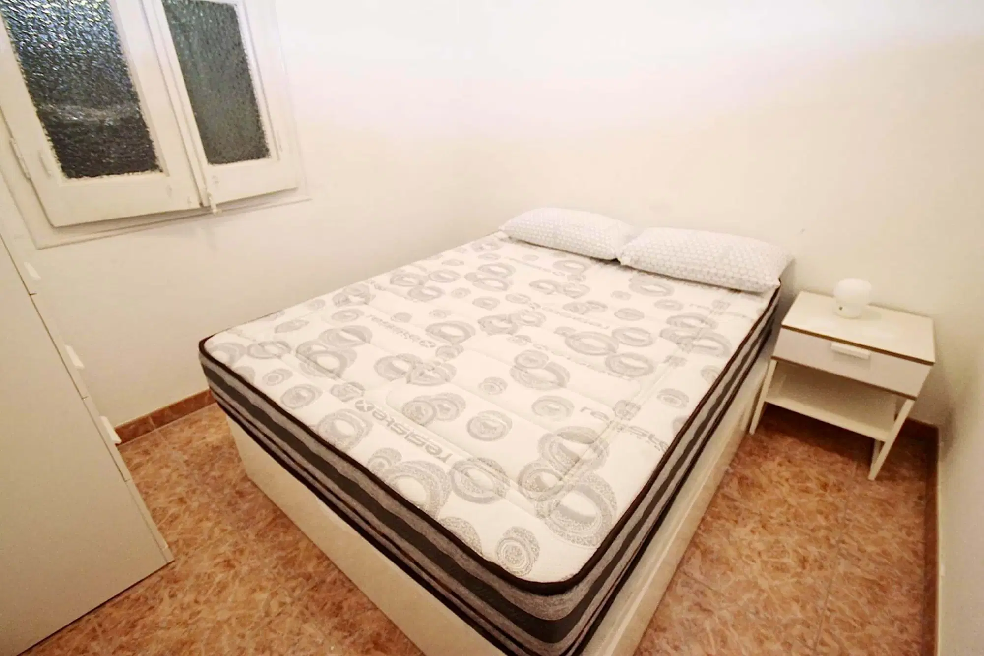 SPC 8006, Barcelona – #128856: Room in 5 Bedroom 1 Bathroom (Carrer De Balmes)