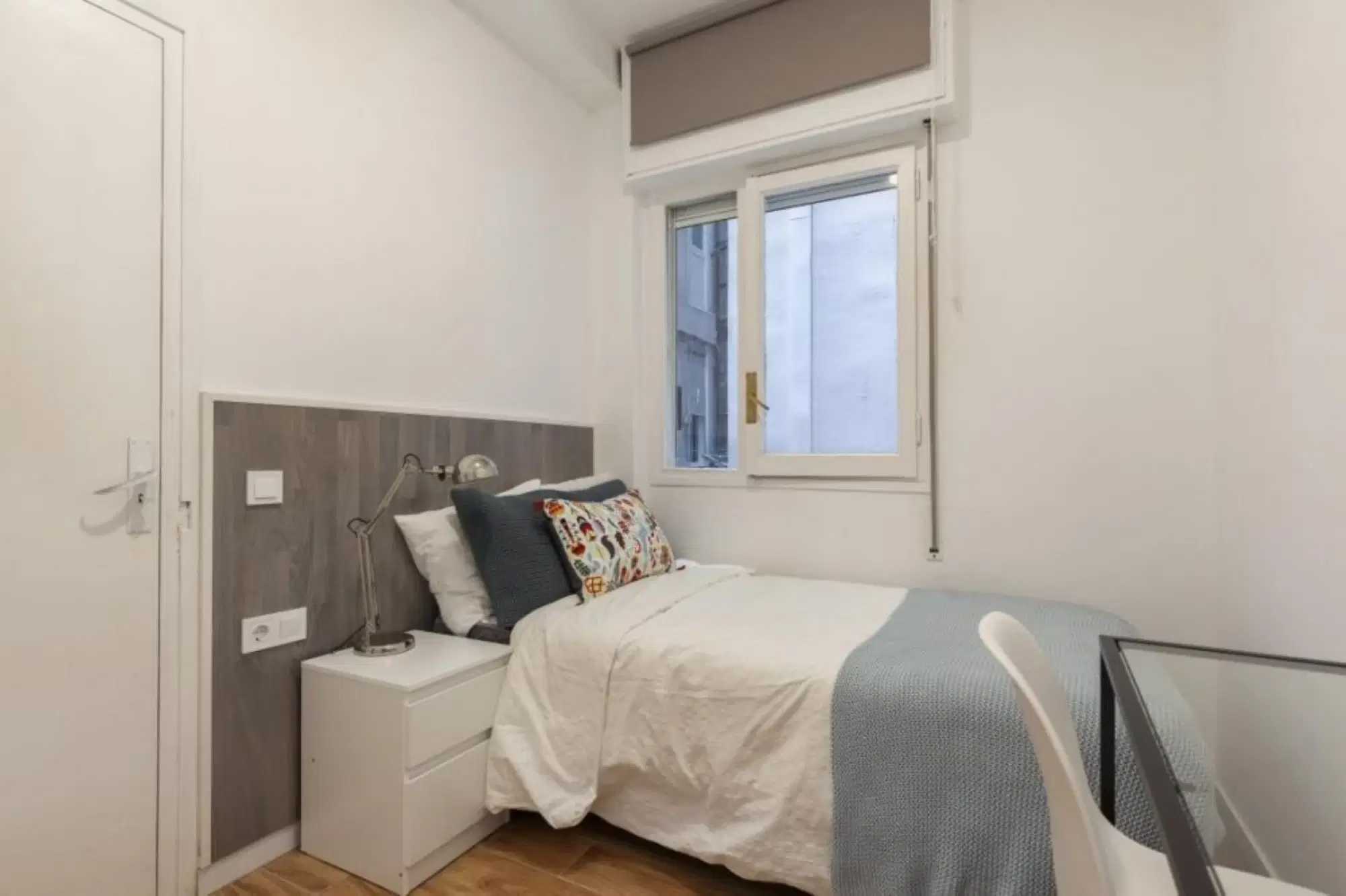 SPC 8006, Barcelona – #13380: Room in 5 Bedroom 2 Bathroom (Carrer De Balmes)