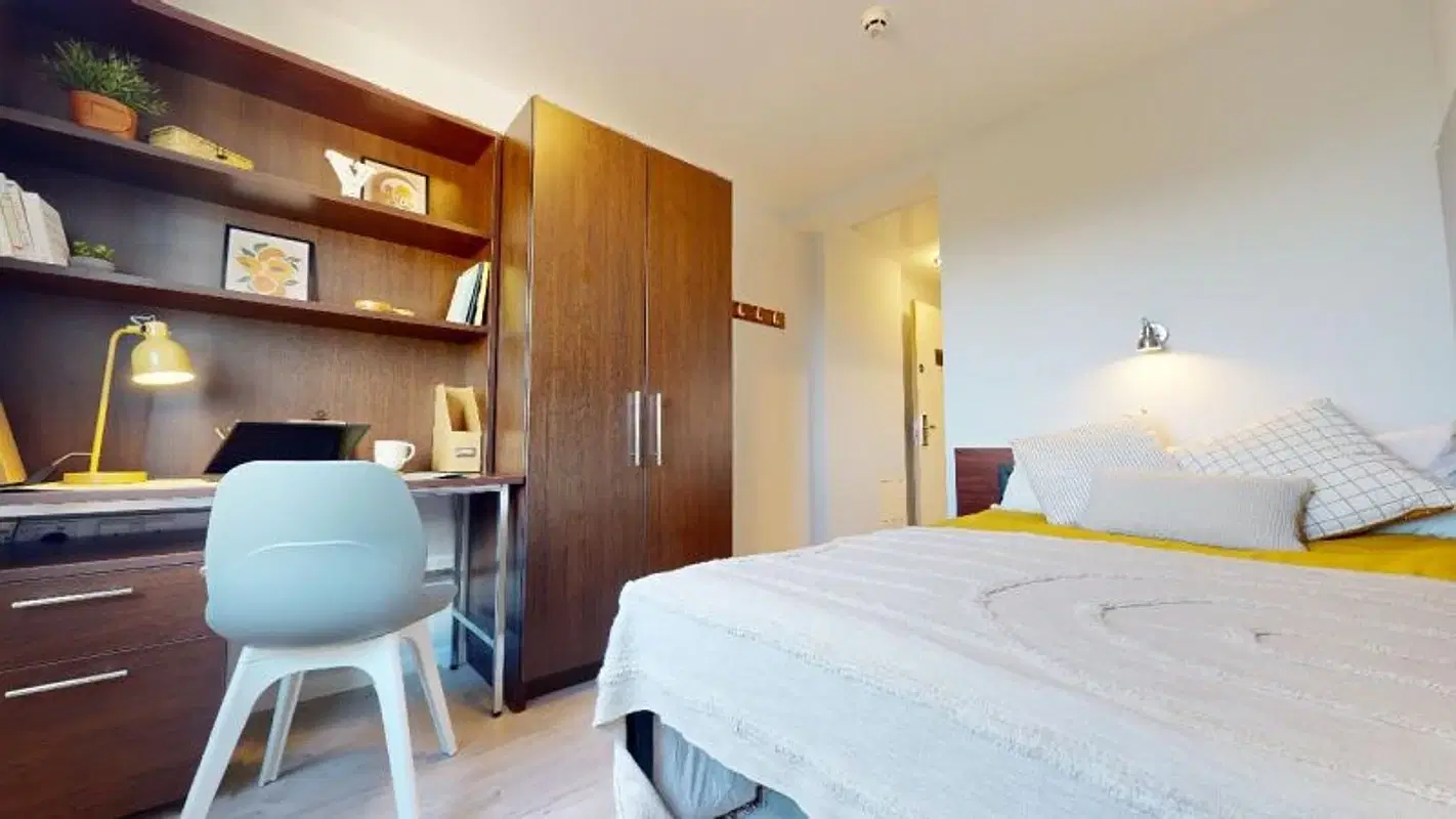 iQ Highbury, London – Copper En Suite