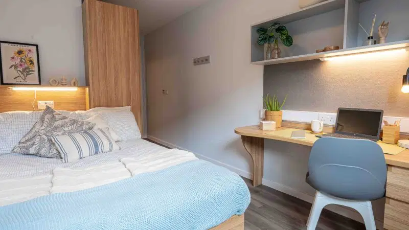 iQ Sterling Court, London – Copper En Suite