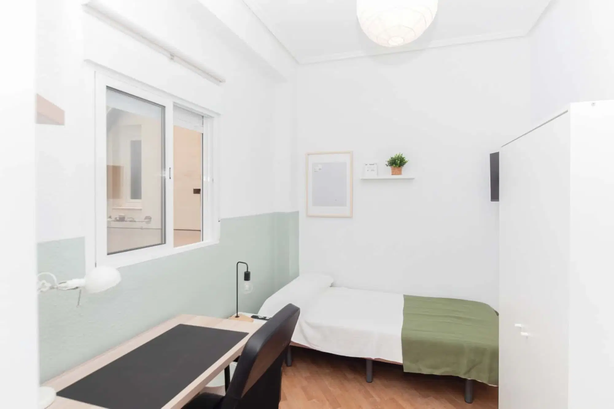SPC 46007, Valencia – #168789: Room in 6 Bedroom 3 Bathroom (Carrer De La Font Roja)