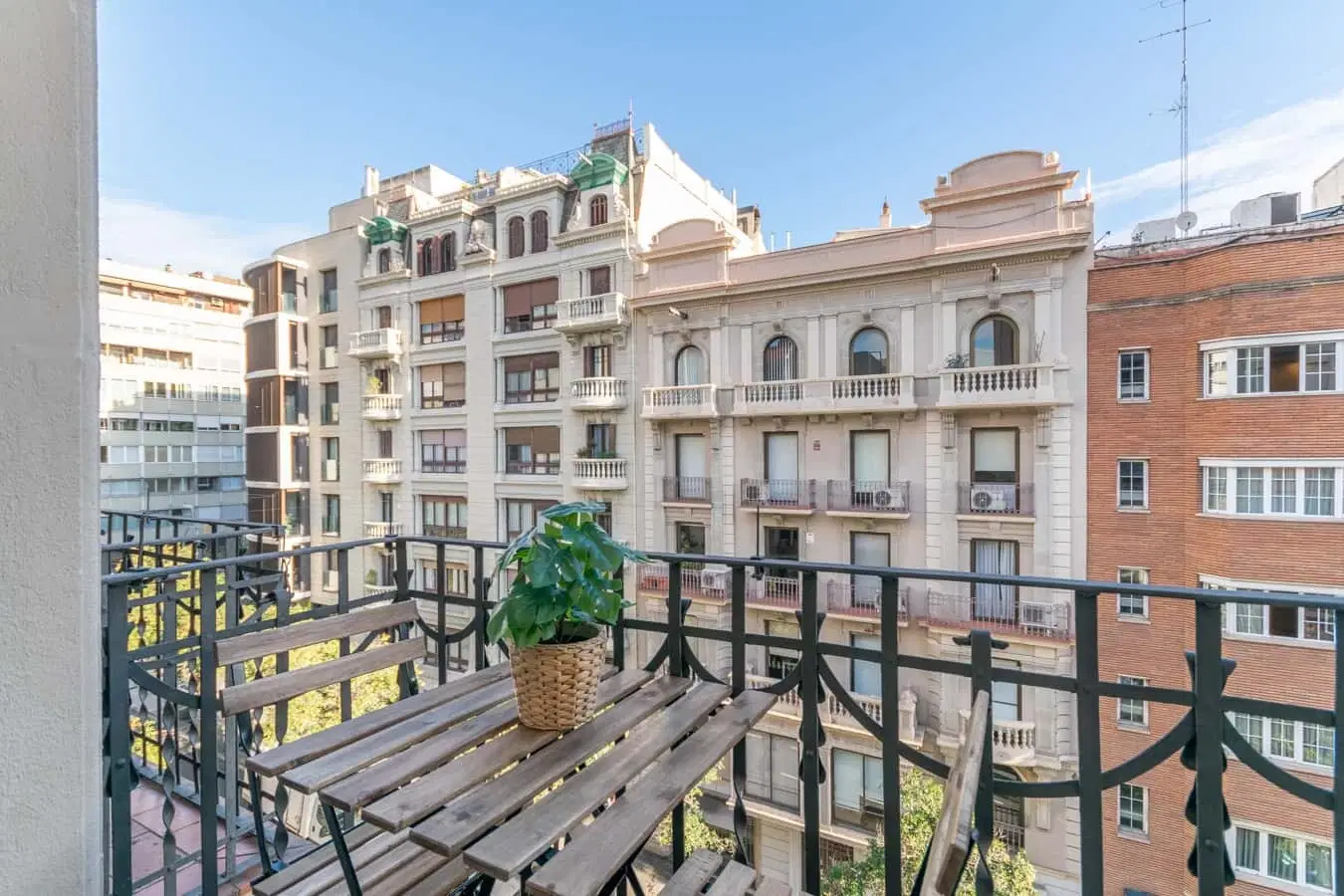 SPC 8021, Barcelona – Exterior