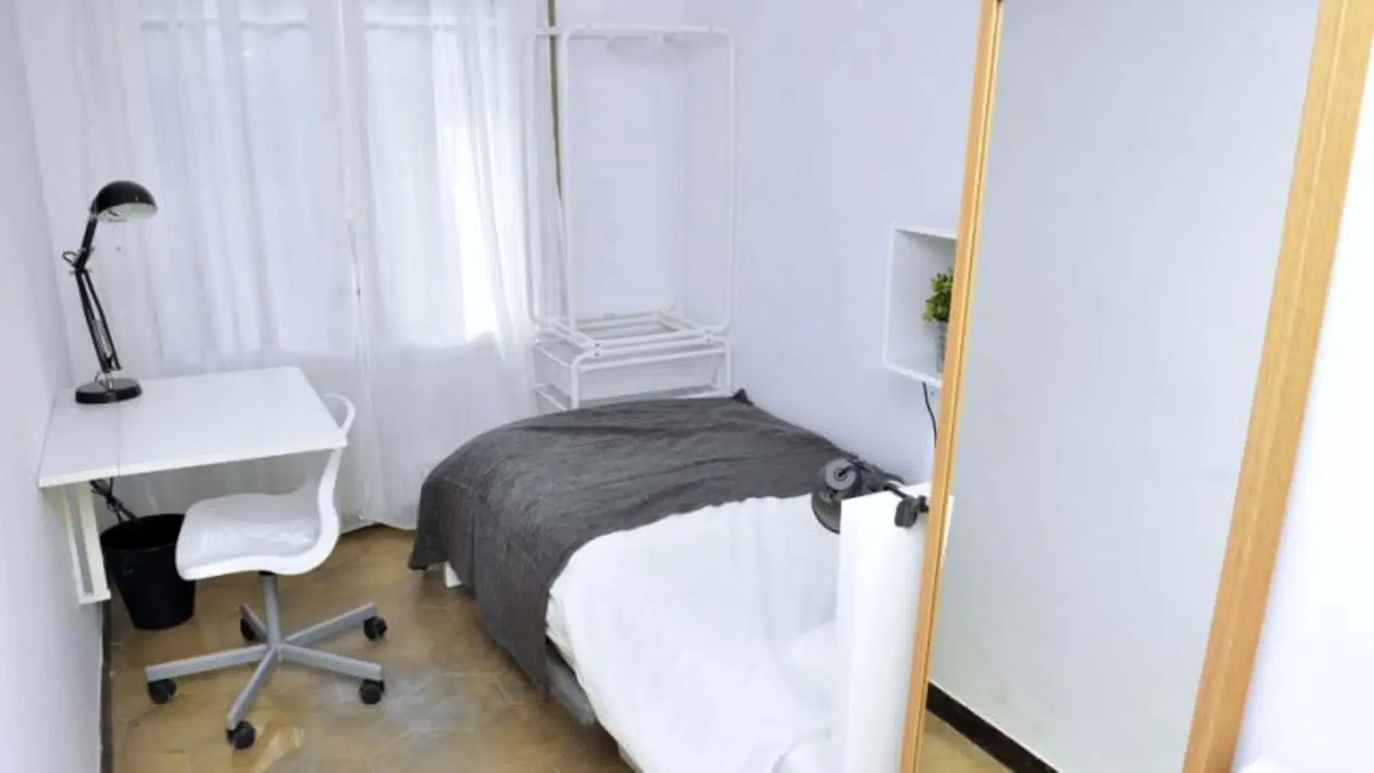 SPC 8021, Barcelona – #87250: Room in 8 Bedroom 2 Bathroom (Travessera de Gràcia)