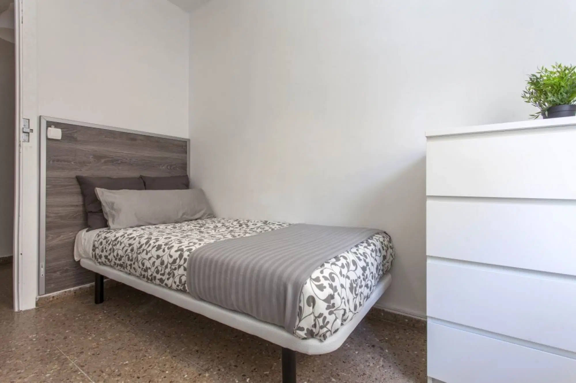 SPC 46010, Valencia – #17547: Room in 5 Bedroom 2 Bathroom (Plaça D'àvila)