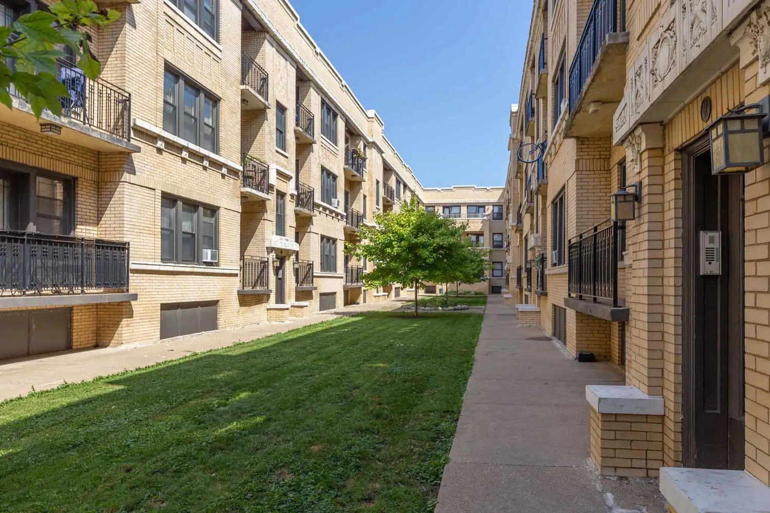 Maple Court, Chicago – Exterior