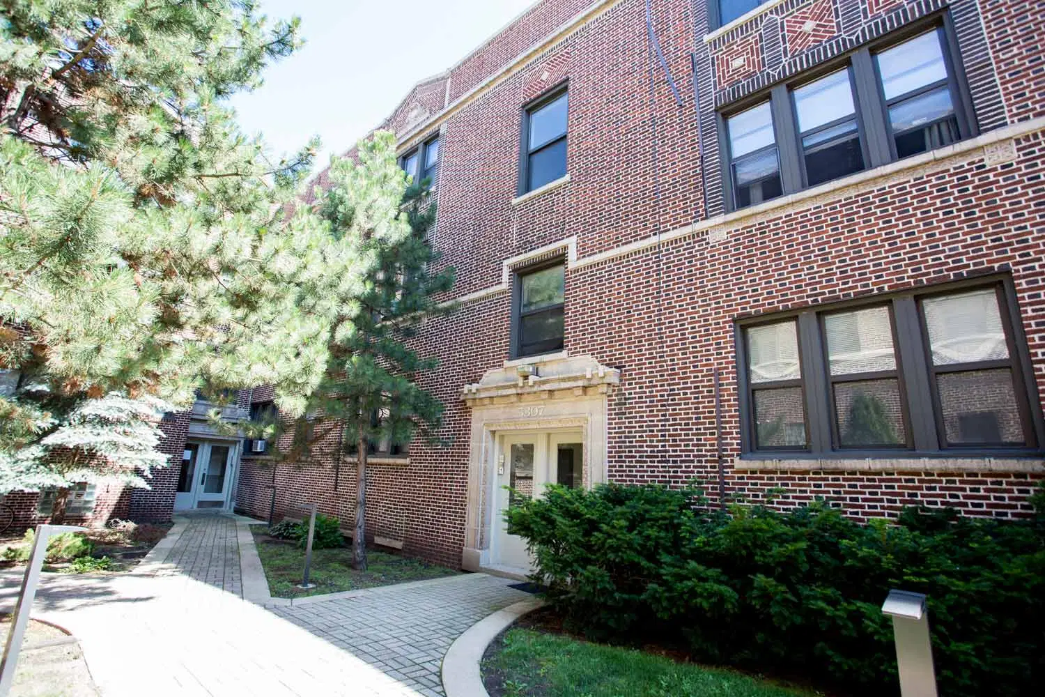 Ellis Court, Chicago – Exterior