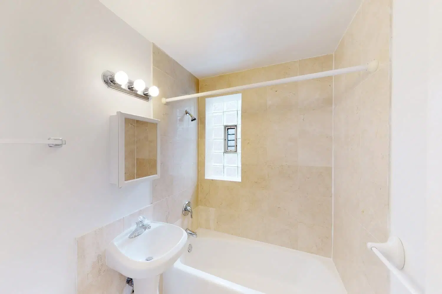 Cornell Terrace, Chicago – Bathroom