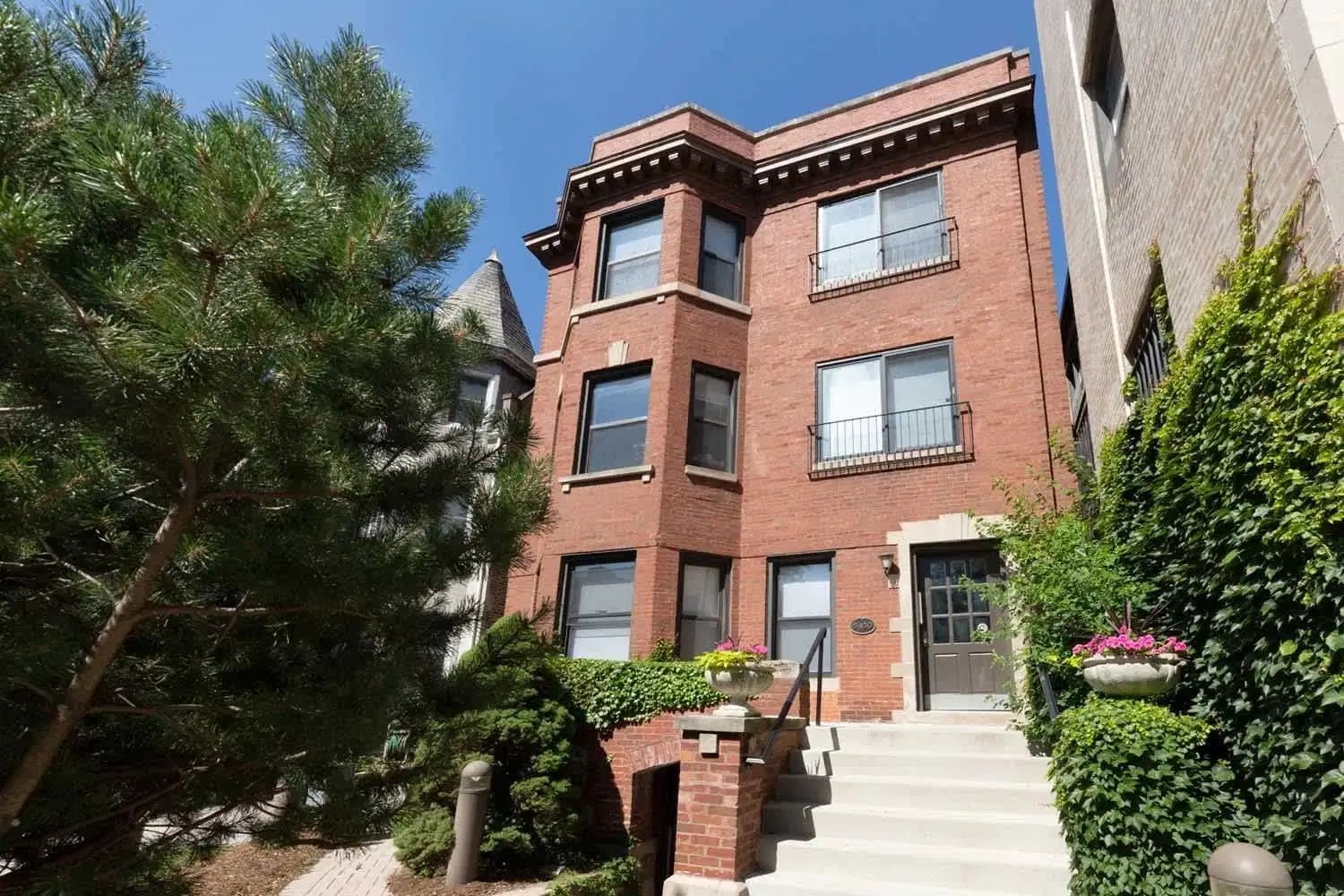Cornell Terrace, Chicago – Exterior
