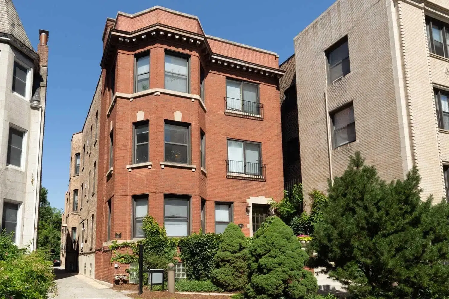 Cornell Terrace, Chicago – Exterior