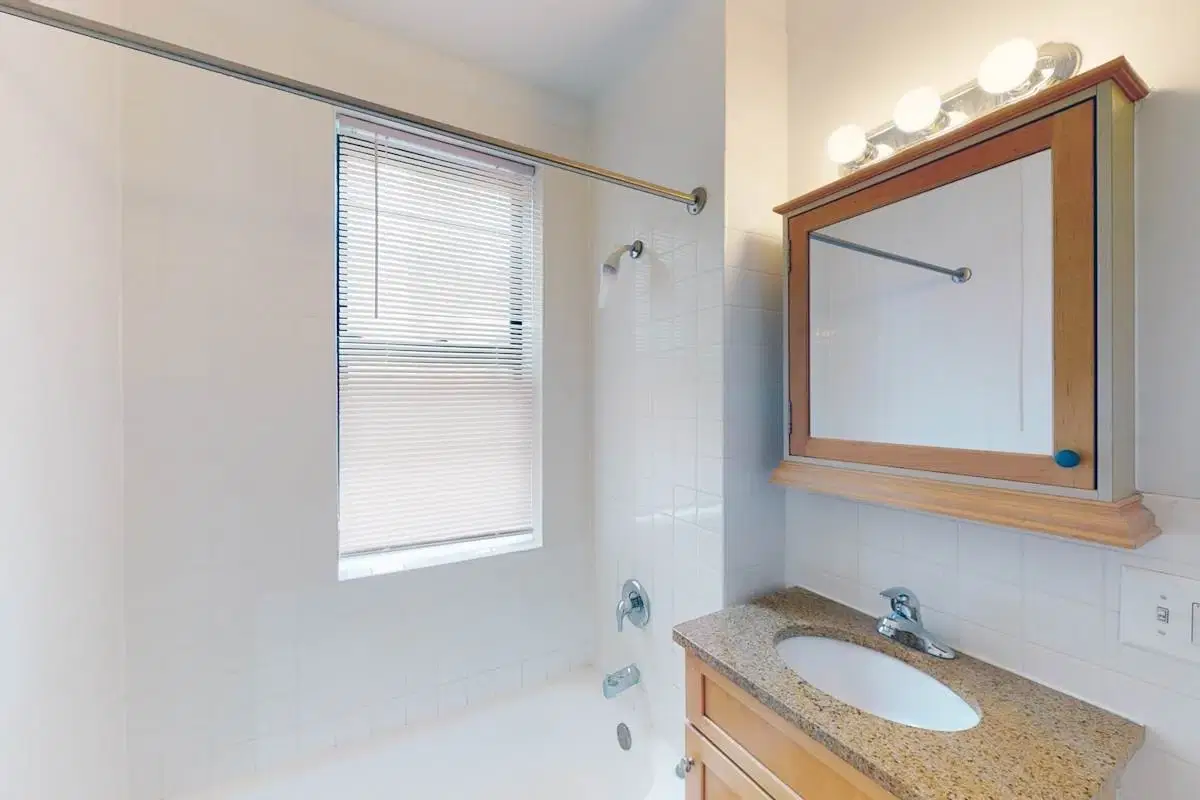 Kenwood Court, Chicago – Bathroom