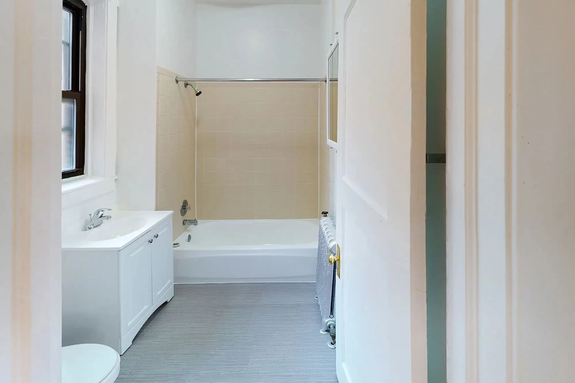 5202-5210 S. Cornell Avenue, Chicago – Bathroom