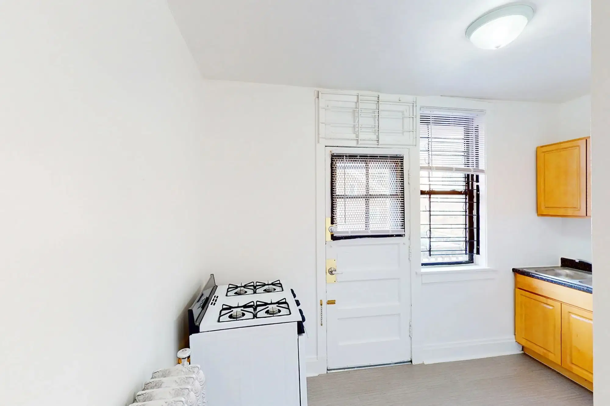 5202-5210 S. Cornell Avenue, Chicago – Kitchen
