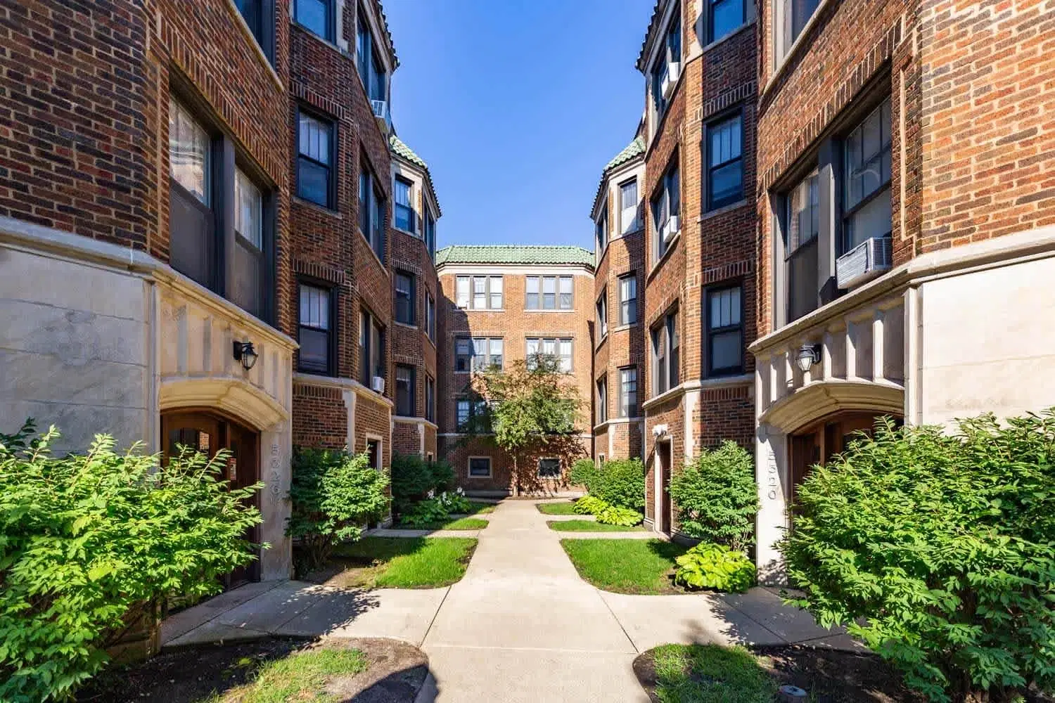 S. Drexel Boulevard, Chicago – Exterior