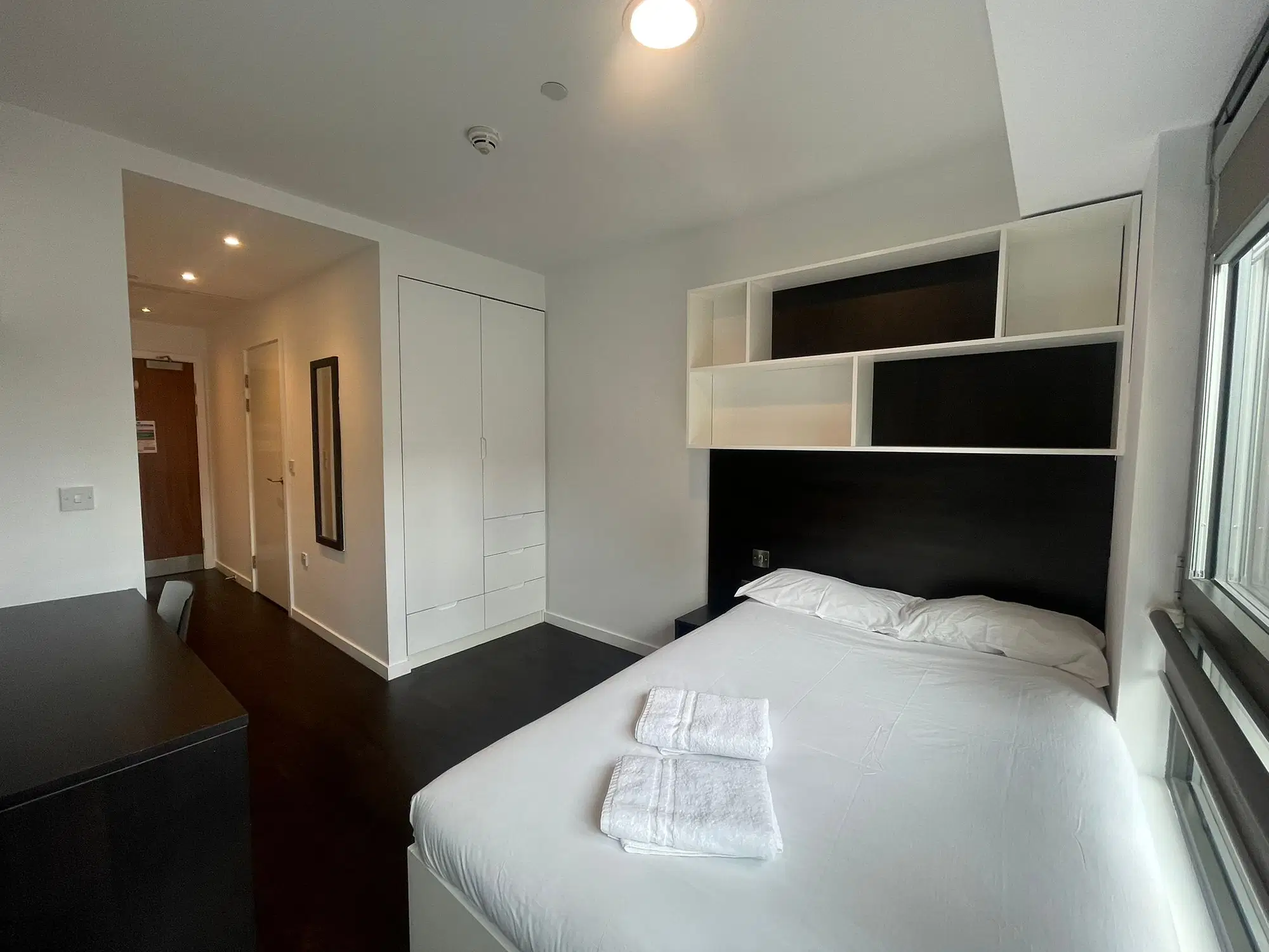 GoBritanya Old Street Residence, London – Silver Studio - Courtyard View | Lower Level