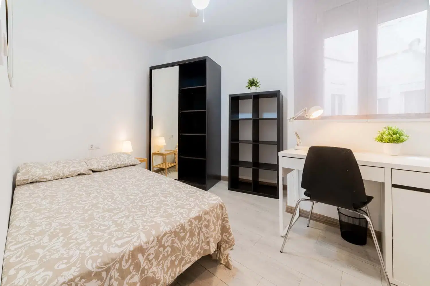 SPC 46008, Valencia – #146352: Room in 6 Bedroom 2 Bathroom (Carrer D'alberic)