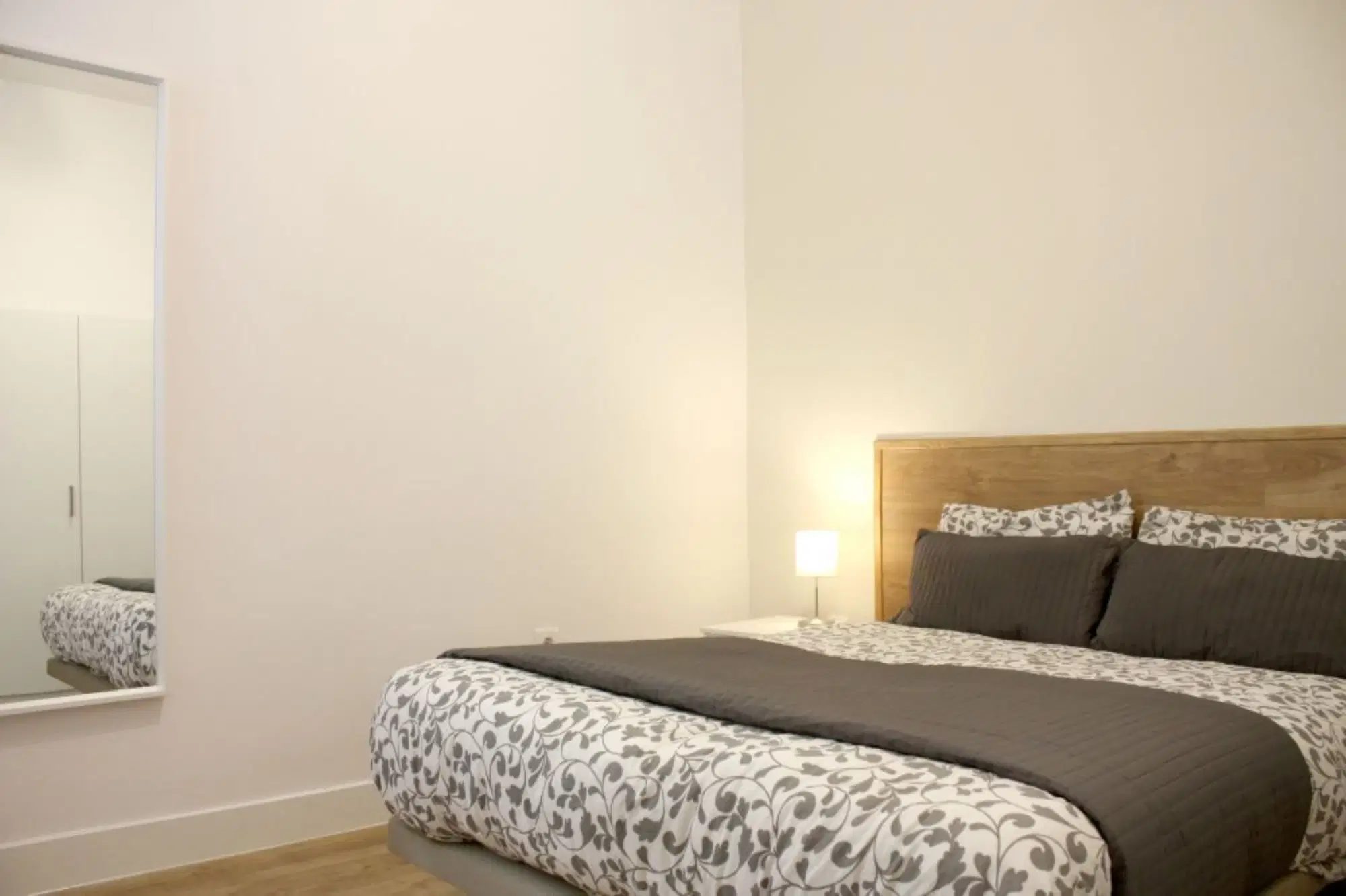 SPC 28014, Madrid – #13110: Room in 8 Bedroom 2 Bathroom (Calle De Valenzuela)