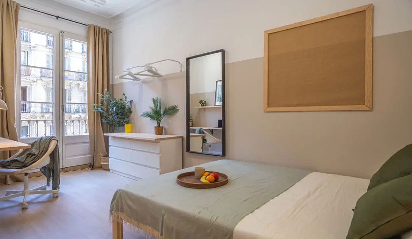 HC 8001, Barcelona – Room in 8 Bedroom 2 Bathroom | Catalonia