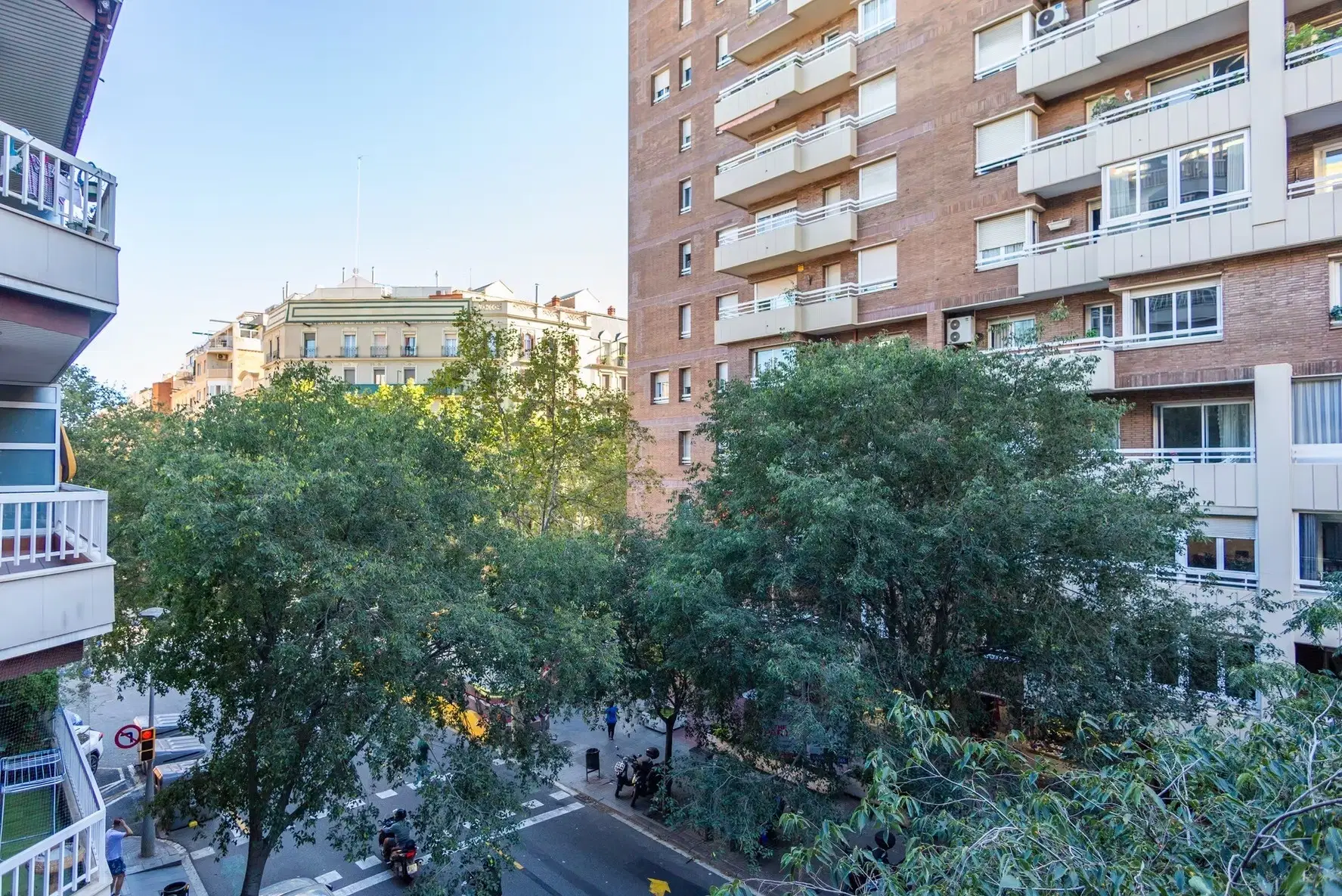 HC 8036, Barcelona – Exterior