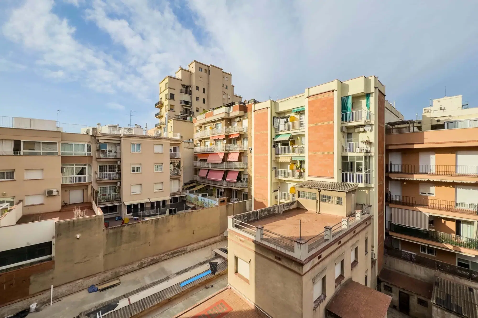 SPC 8930, Sant Adrià de Besòs – Exterior