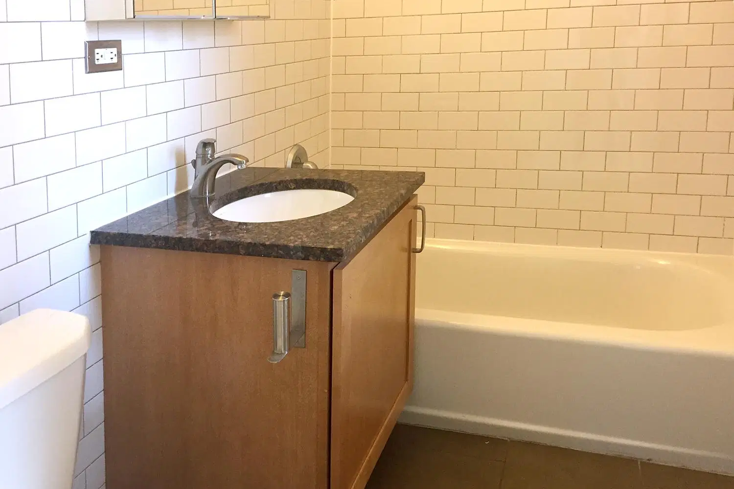 5400-5406 S. Maryland Avenue, Chicago – Bathroom