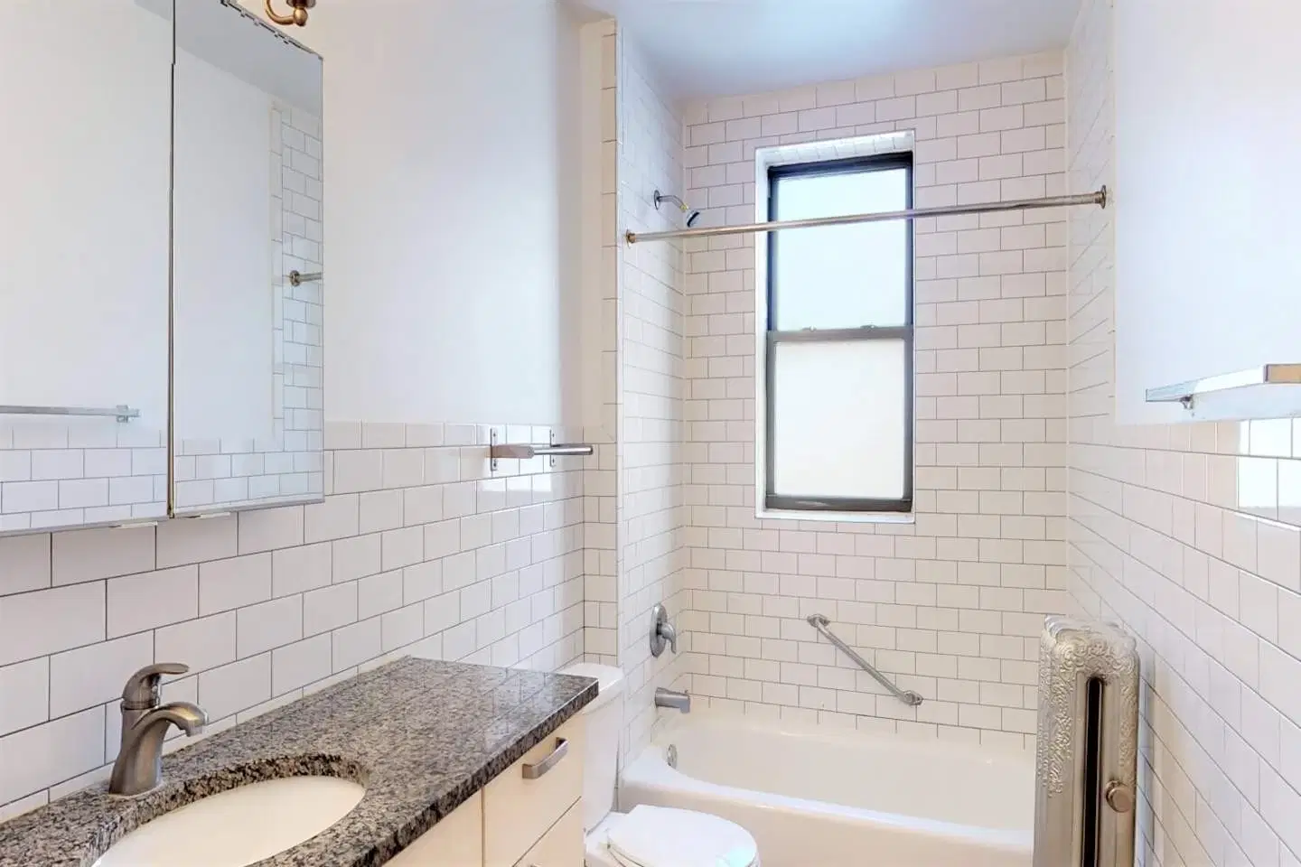 5350-5358 S. Maryland Avenue, Chicago – Bathroom