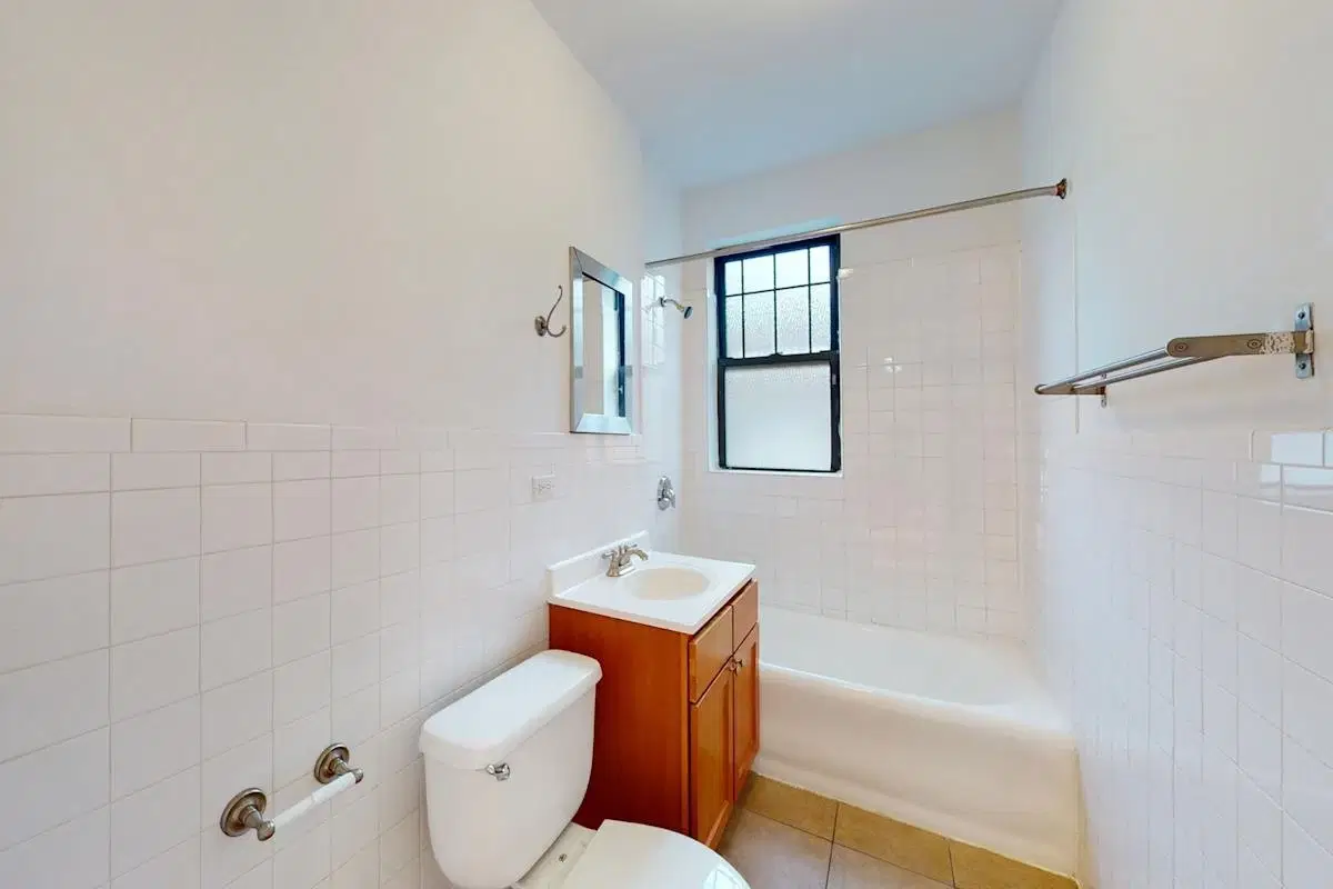 Woodlawn Court, Chicago – Bathroom