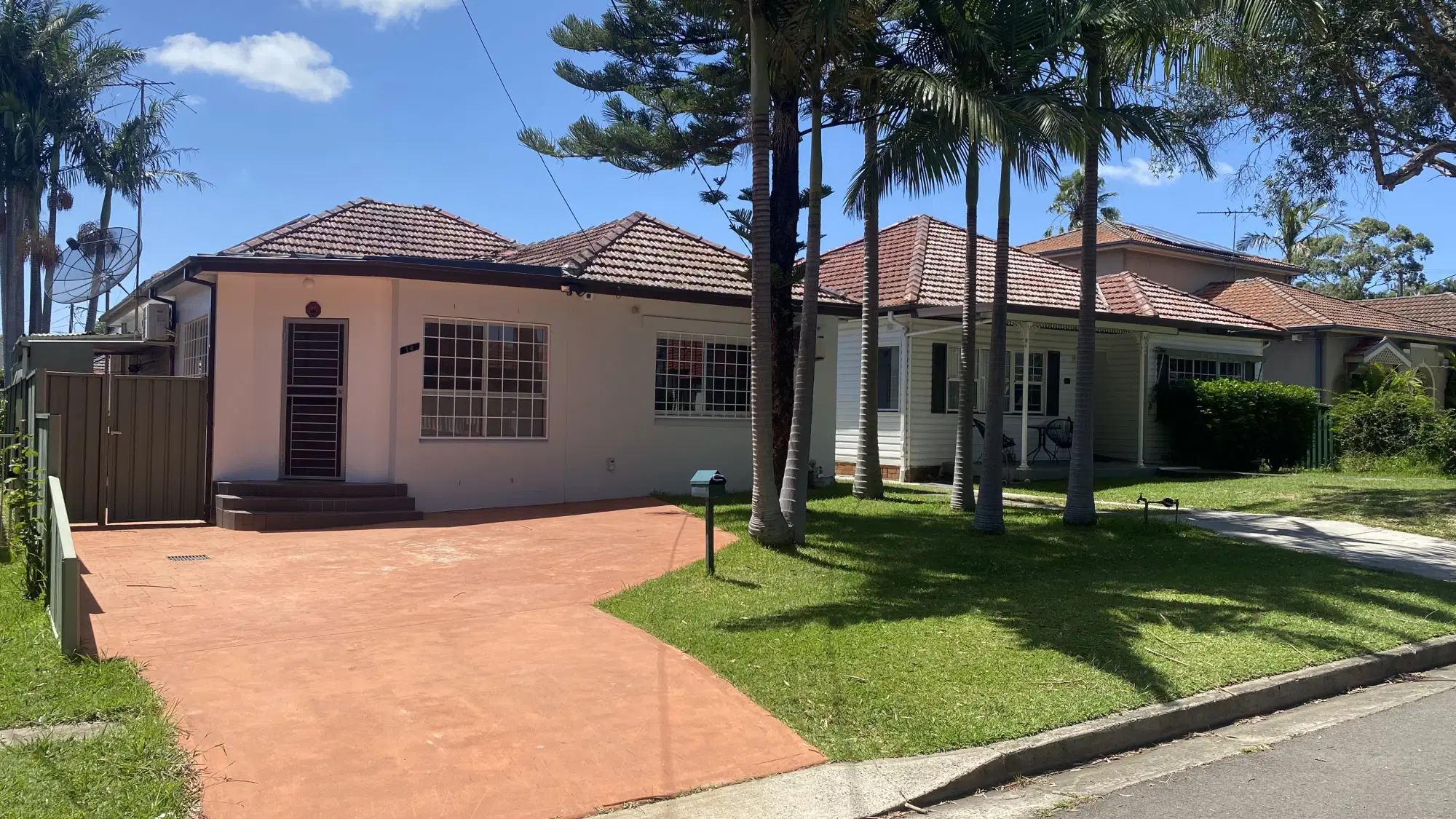 Room in a 5 Bedroom Apartment, Girraween St, Kingsgrove, Australia NSW 2208 – Exterior