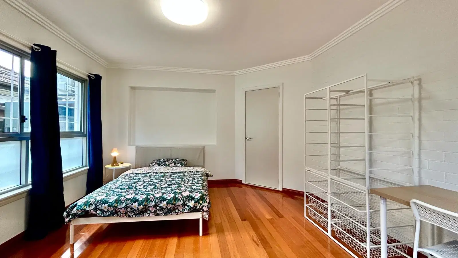 Room in a 5 Bedroom Apartment, Girraween St, Kingsgrove, Australia NSW 2208