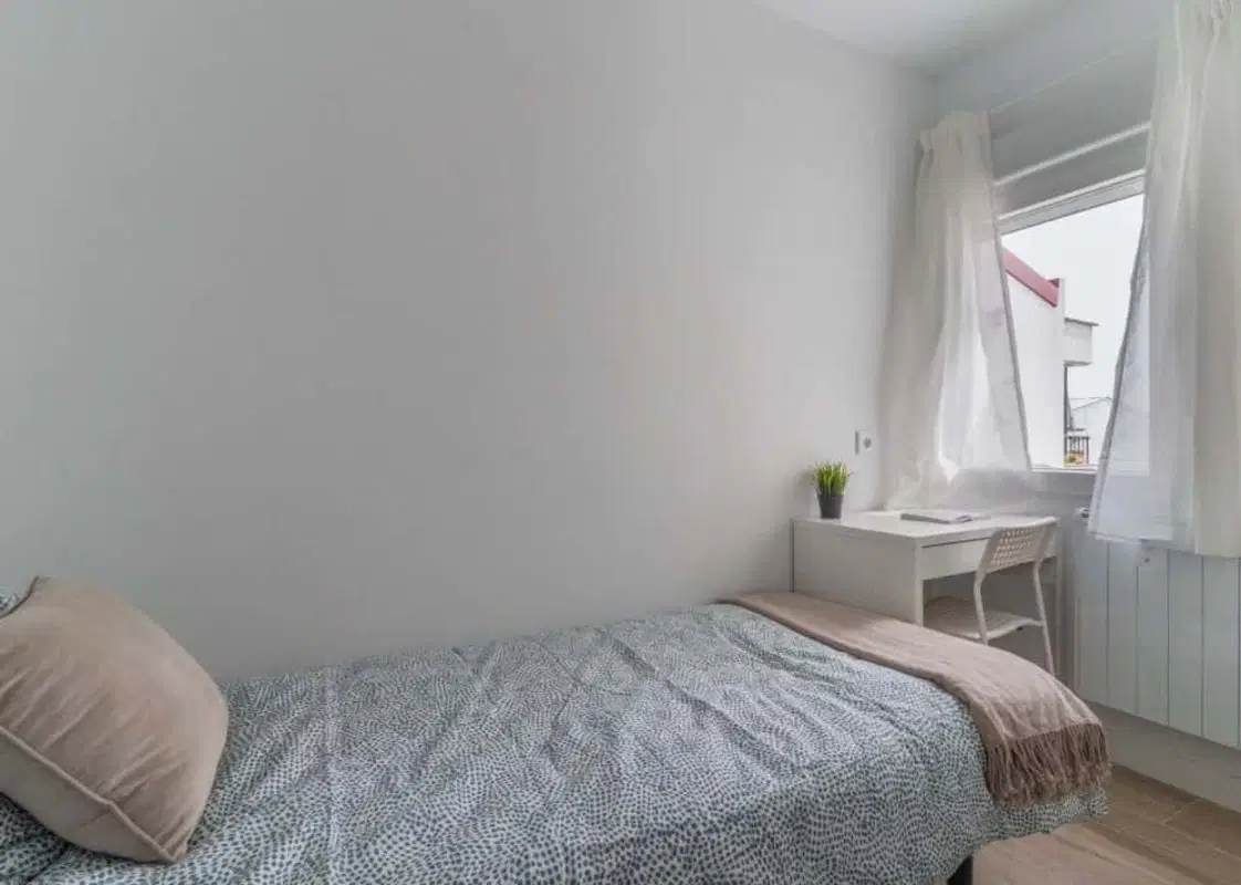SPC 28021, Madrid – #165011: Room in a 5 Bedroom 2 Bathroom (Calle De Los Cacereños)