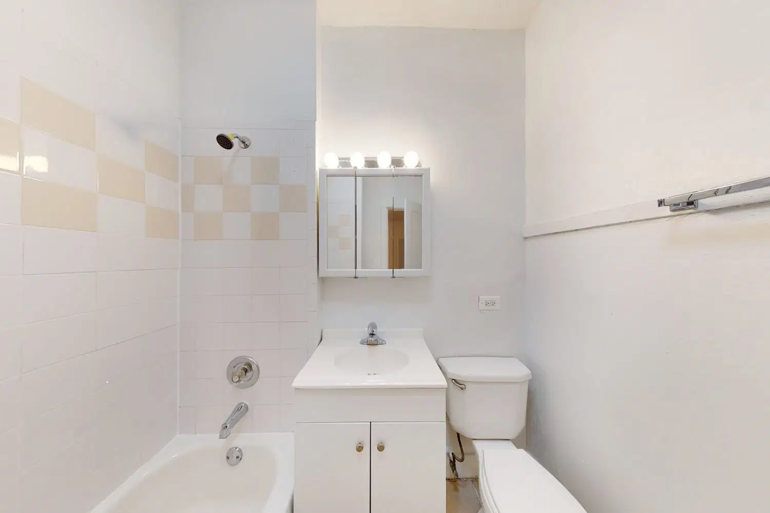 5335-5337 S. Woodlawn Avenue, Chicago – Bathroom