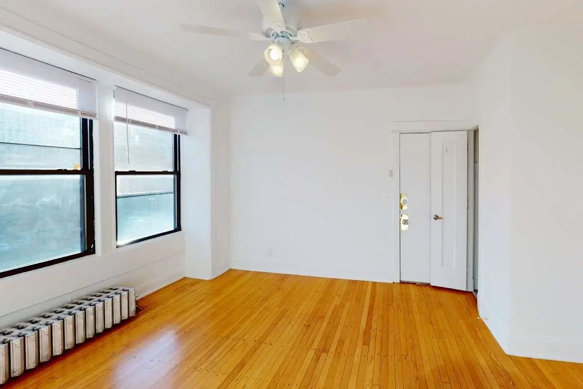 5457-5459 S. Blackstone Avenue, Chicago – Room