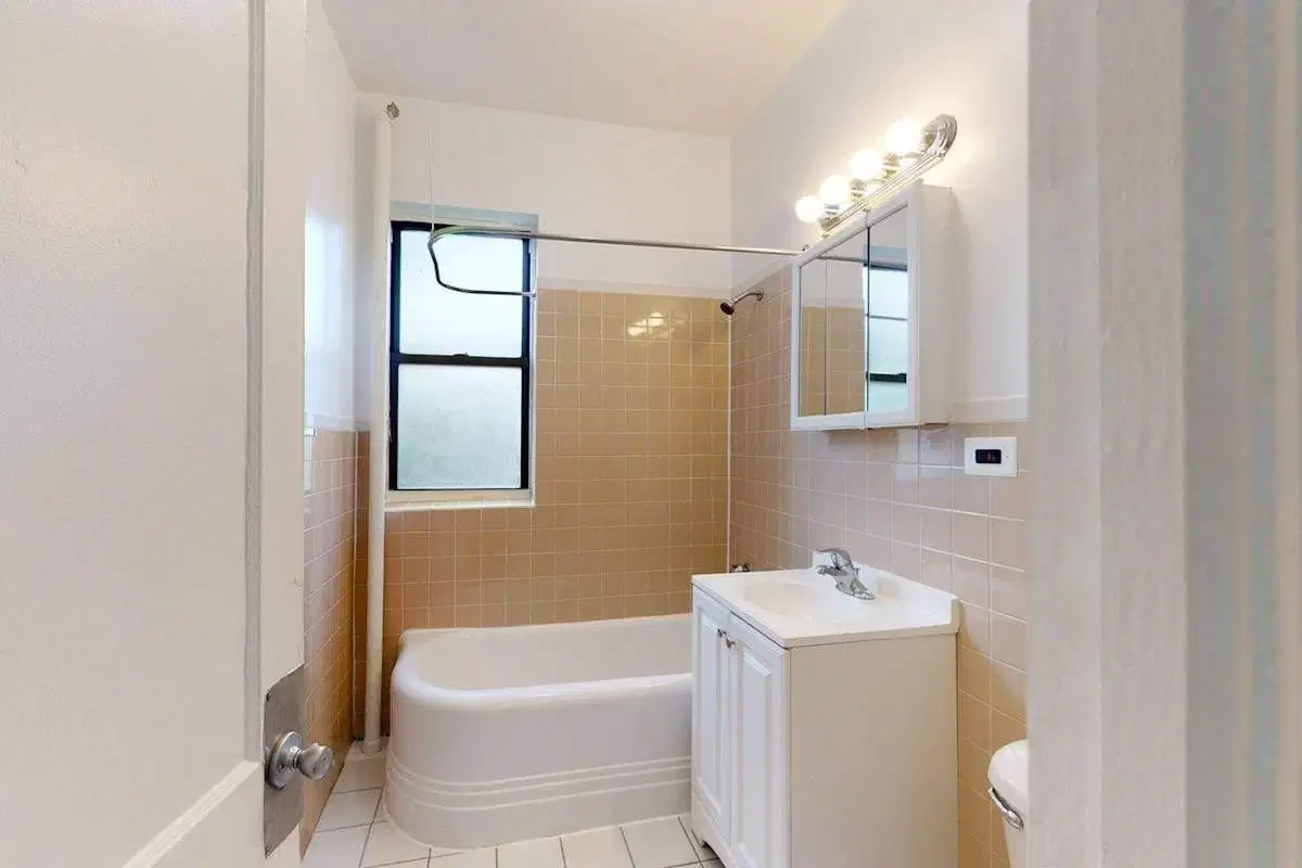 5416 S. Woodlawn Avenue, Chicago – Bathroom