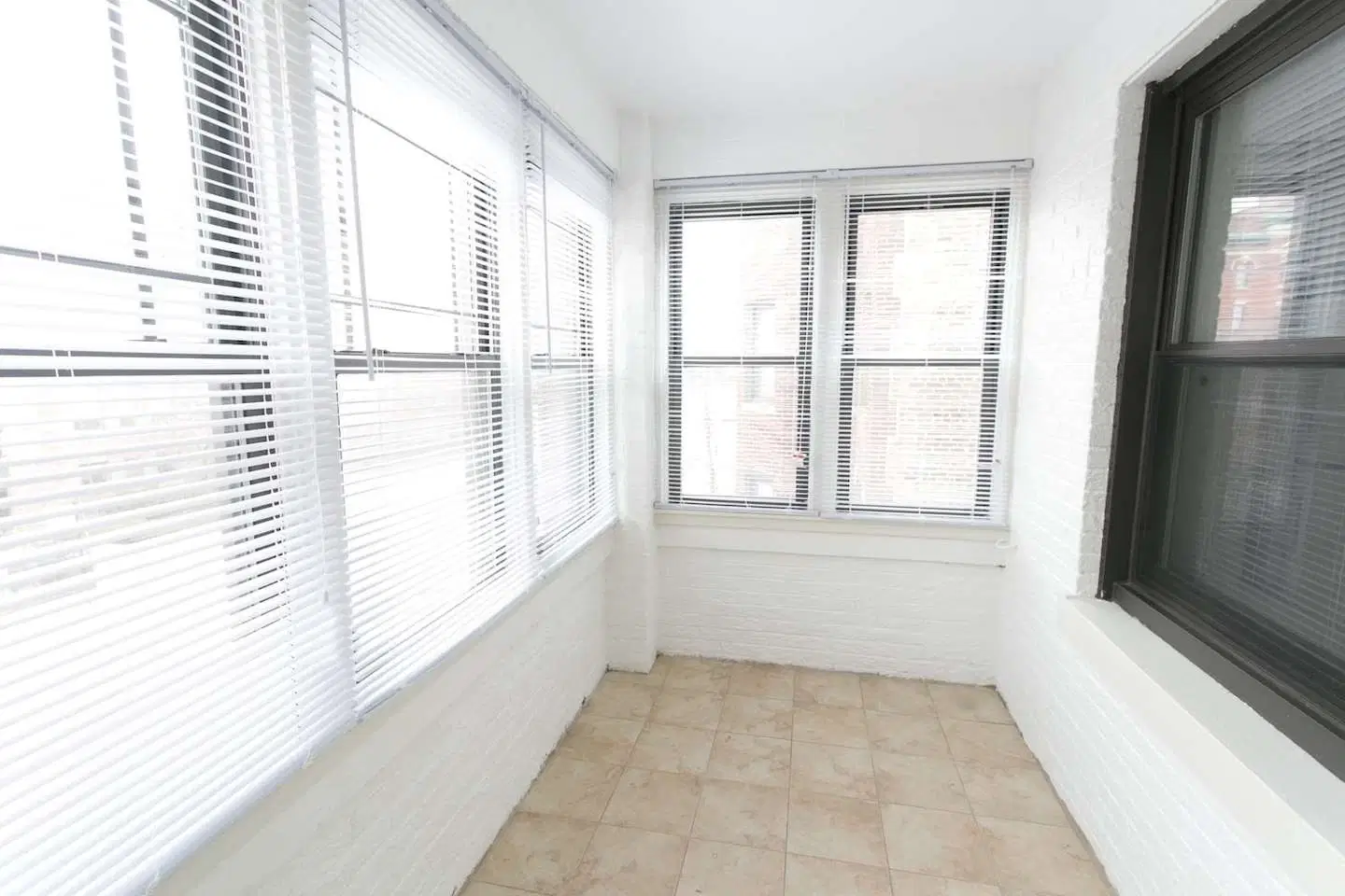 5401-5405 S. Drexel Boulevard, Chicago – Room