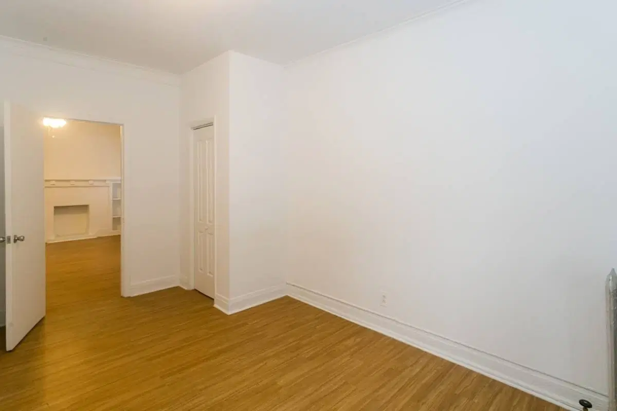 5411-5421 S. Ellis Avenue, Chicago – Room