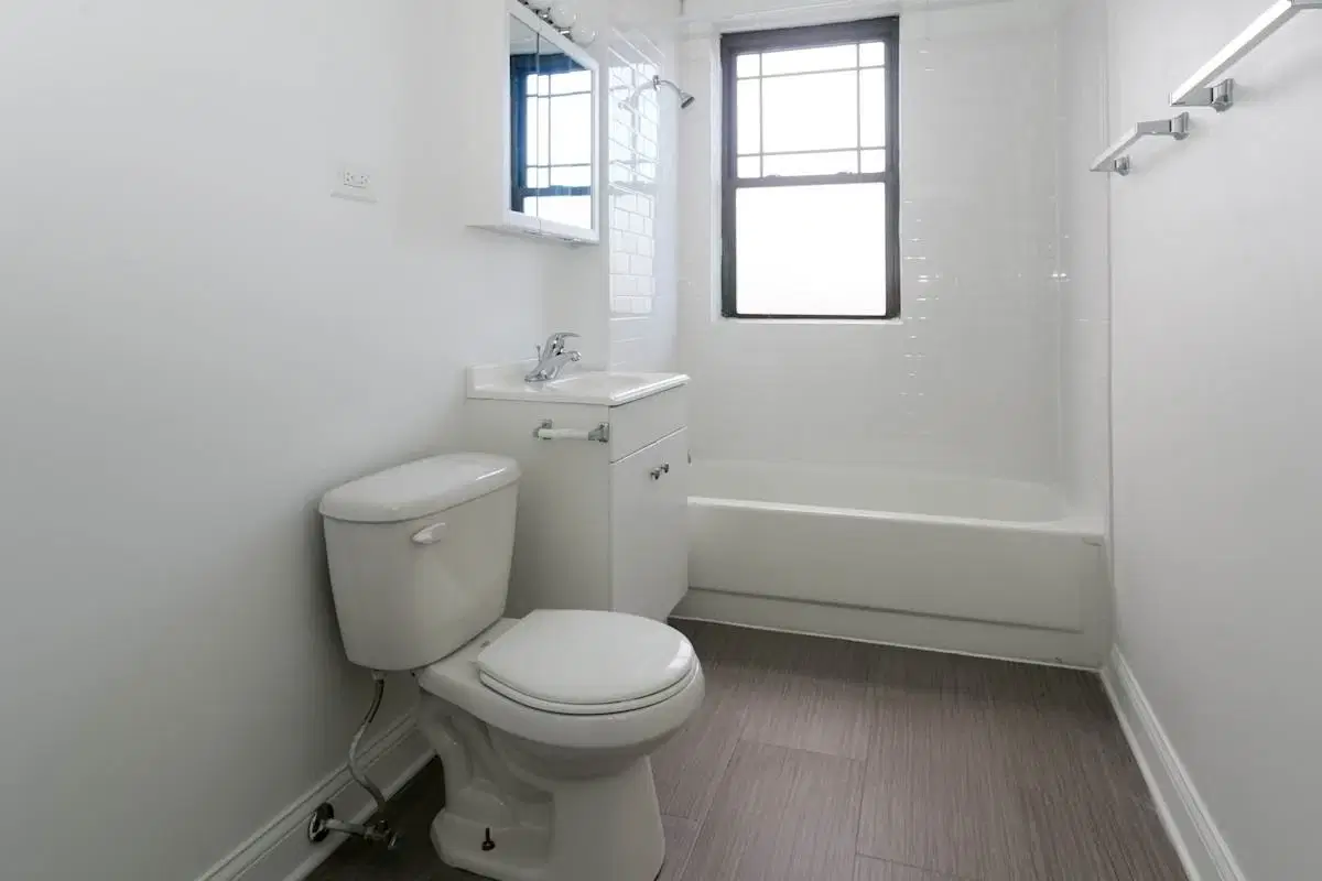 5452 S. Ellis Avenue, Chicago – Bathroom